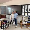 Konrektorin Nadine Baur und Schulleiterin Elisabeth Liepold vor einem neuen Smart-Board in Hemhofen.