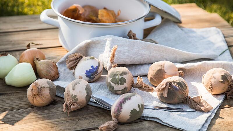 Ostereier mit Muster aus Naturprodukten färben