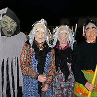 Eine „gruselige“ Familie: Nicht wiederzuerkennen in ihrem Outfit zur Walpurgisnacht ist die Familie Hetterich.