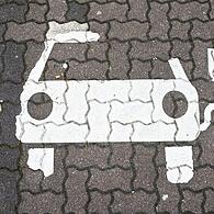 Ein Symbol markiert einen Parkplatz für Elektroautos