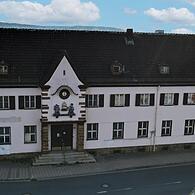 Das Bahnhofsgebäude in Hirschaid. Aktuell ist es kein städtebauliches Kleinod.