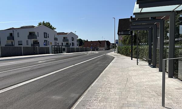 Die fertiggestellte Hauptstraße in Dormitz mit der Bushaltestelle „Erleinhofer Straße“ und elektronischem Fahrgastanzeiger