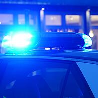 Ein Streifenwagen der Polizei mit eingeschaltetem Blaulicht