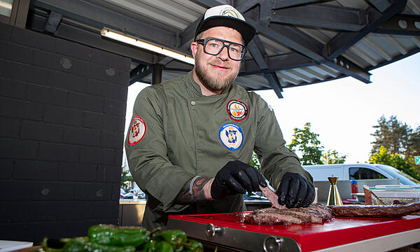 Grillmeister und Fleisch-Sommelier Tobias Krause.Grill-Workshop