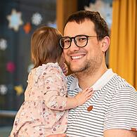 Versteht sich als moderner Vater: Maximilian Thorsteinsson, Papa von zwei kleinen Kindern, leitet einmal im Monat den Vätertreff in Würzburg.