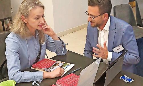Nico Cieslar in Warschau im Gespräch.