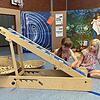 Beim „Spielplatz Sprache“ in Thurnau bildeten die Kinder mit Hilfe eines Förderbands Wörter und transportierten sie in die Körbe.