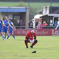 Die Spieler des SV Ketschendorf bejubeln den Relegationssieg, im Vordergrund Scherneck-Keeper Tobias Meixner.
