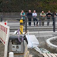 Der Gemeinderat von Burglauer besichtigt die Baustelle des Reichenbach-Ausbaus. Im Juli soll alles fertig sein, dann wird gefeiert.