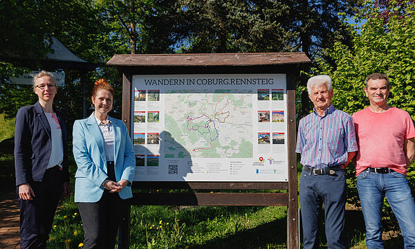 Freuen sich über neue Wanderwege in Bad Rodach – von links: Kurdirektorin Stine Michel, Nadine Helmrich von der Gästeinformation Bad Rodach sowie die beiden Wanderführer Arthur Veth und Klemens Wachs.