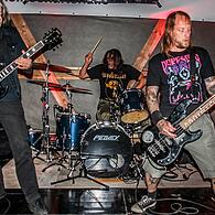 Düsteren und schweren Doommetal zelebrierte inbrünstig das Berliner Trio Kaiman.