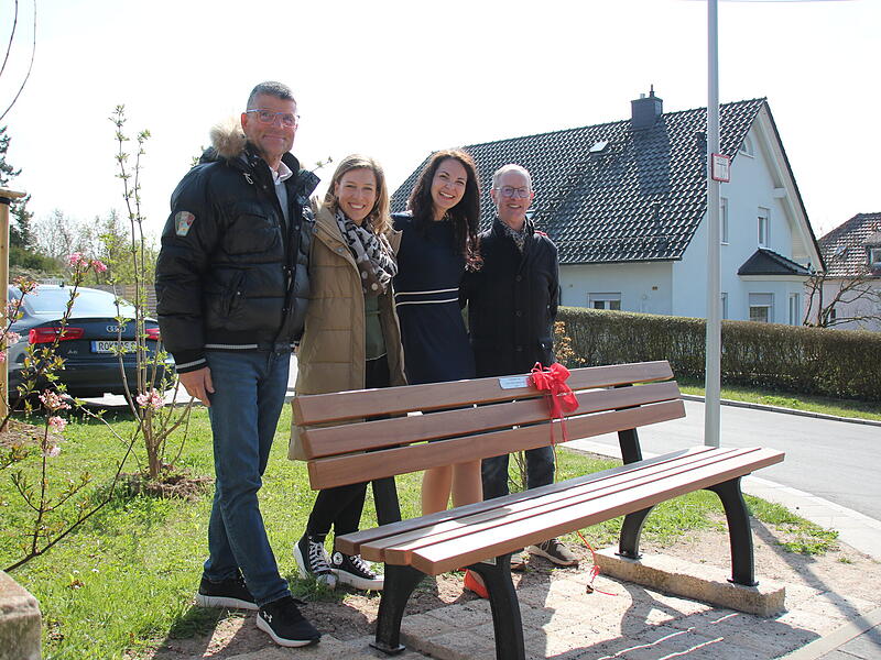 Die Beteiligten an der neuen Bank am „Hinteren Glockenberg“ (v.l.): Siegfried Speer, Ina Weibelzahl, Christina Vatke und Frieder Schwehm.