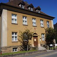 Das Rotkreuzheim an der Flessastraße ist ein stattlicher Walmbachbau der zwanziger Jahre des vergangenen Jahrhunderts  in einwandfreiem baulichem Zustand.