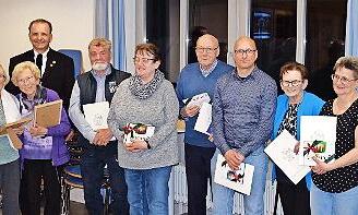 Bei den Ehrungen, von links: Heinz Hofmann, Gunda Alt, Waltraud Roth, dahinter Reinhard Weber, Andreas und Karin Harrer, Ernst-Jürgen Dahlmann, Matthias Roth, Katharina Polster, Ottilie Klaus, Walter Tausendpfund.