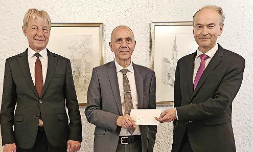 Bei der Spendenübergabe (von rechts): Vorstandsvorsitzender Ralph Goller, Bürgermeister Franz Uome und Vorstand Peter Girndt.