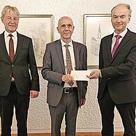 Bei der Spendenübergabe (von rechts): Vorstandsvorsitzender Ralph Goller, Bürgermeister Franz Uome und Vorstand Peter Girndt.