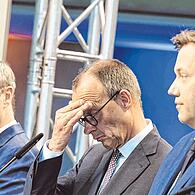 Friedrich Merz (in der Mitte) verzieht die Stirn (rechts neben ihm SPD-Chef Lars-Klingbeil, links CSU-Chef Markus Söder): Wird das Thema Steuersenkungen zu einer ersten Belastungsprobe der noch nicht einmal existierenden schwarz-roten Koalition?