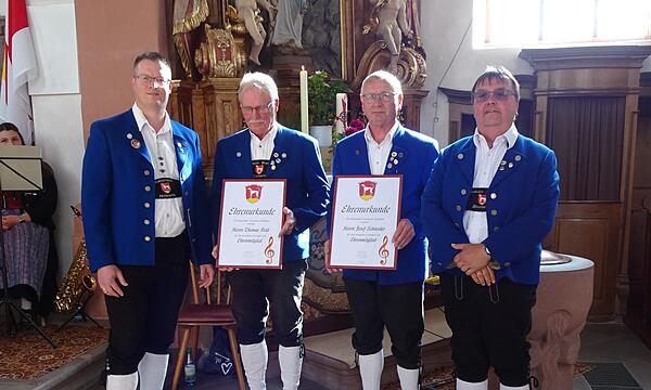 Neue Ehrenmitglieder: (von links) 1. Vorsitzender Tobias Schneider, Thomas Bold, Josef Schneider, 2. Vorsitzender Stefan Nikoleiski.