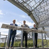 Münches OB Dieter Reiter (SPD), Ministerpräsident Markus Söder (CSU) und Innenminister Joachim Herrmann (CSU, von links) geben nach der Sitzung des Kabinetts im Olympiastadion bekannt: Die Stadt München will ihre Bürger für eine erneute Bewerbung ...