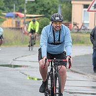 Begeisterung sieht anders aus: Unser Reporter Max Danhauser beim Triathlon in Ebing auf dem Rad.