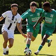 Yasir Aldijawi (r.) war mit zwei Treffern der entscheidende Mann für den TSV Großbardorf beim 3:2-Auswärtssieg in der Landesliga Nordwest gegen den TSV Schammelsdorf und Johannes Lang (l.).