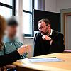 Eine Dolmetscherin, der Angeklagte und sein Rechtsanwalt Alexander Wessel aus Bamberg