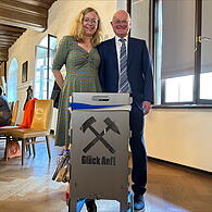 Willi Kuballa, Rechtsdirektor der Stadt Coburg, wurde in den Ruhstand verabschiedet. Zusammen mit seiner Lebensgefährtin Katja Link freute er sich jetzt über einen besonderen Feuerkorb als Geschenk.