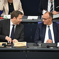 Bestens gelaunt schienen Bundeskanzler Friedrich Merz (CDU, rechts) und Finanzminister Lars Klingbeil (SPD)nach der Regierungserklärung.