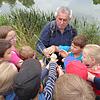 Wenn Erich Schiffelholz Kindern Wissen um die Natur vermitteln kann, dann ist er in seinem Element. Wenn Erich Schiffelholz Kindern Wissen um die Natur vermitteln kann, dann ist er in seinem Element.