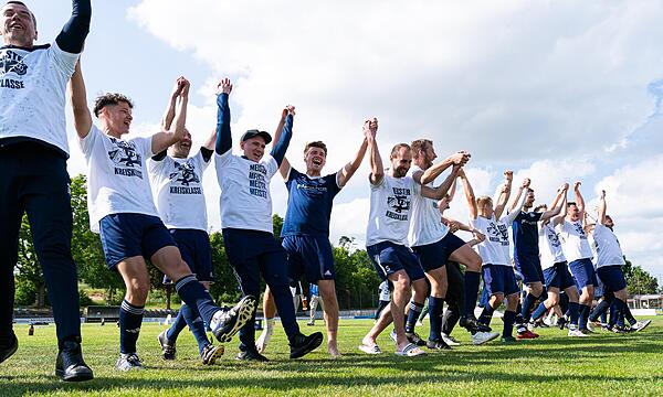 Nach einer bärenstarken Saison feiern die Spieler der SG Hallerndorf die vorzeitige Meisterschaft.