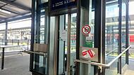Defekt-Aufkleber verdecken die Knöpfe, mit denen Reisende am Bamberger Bahnhof normalerweise den Aufzug bedienen konnten.