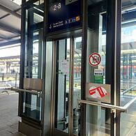 Defekt-Aufkleber verdecken die Knöpfe, mit denen Reisende am Bamberger Bahnhof normalerweise den Aufzug bedienen konnten.