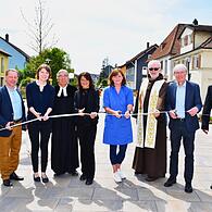 Im Beisein von (v. l.) Franz Ullrich, Emmi Zeulner, Pfarrer Rudolf Ranzenberger, Bürgermeisterin Christine Frieß, Zweiter Bürgermeisterin Susanne Bock von Wülfingen, Pater Rufus, Regierungsvizepräsident Thomas Engel und Stadtbaumeister Markus Pülz...