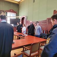 Marcel E. wurde wegen Mordes in Verdeckungsabsicht verurteilt, Tina H. wegen Beihilfe zum Totschlag.  Unser Bild zeigt sie mit den beiden Verteidigern Alexander Schmidtgall (rechts) und Gert Lowack.