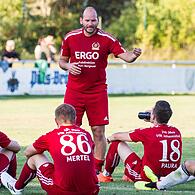 Spielertrainer Christian Brandt im Gespräch mit seiner Mannschaft vom VfR Johannisthal.