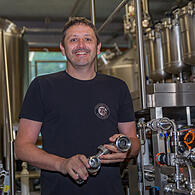 Georg Kugler darf in Thuisbrunn endlich wieder selbst Hand anlegen; seit dem 28. Mai wird bei der Elch-Bräu zum ersten Mal nach dem Brand 2023 wieder selbst gebraut. Ein emotionaler Tag fürs gesamte Team.