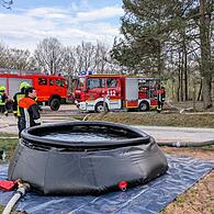 Aus diesem mobilen Löschwasserbecken wird ein Löschtrupp mit Wasser versorgt.