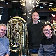 Firmenchef Hans Thomann mit seinen Führungskräften Flo Rittweger und Markus Neser (von links) im neuen Brass-Bereich im Anbau am Musikhaus Thomann in Treppendorf.