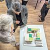 Ines-Ulrike Rudolph (r.) steht vor dem Modell eines Dreihaushofs. Ihr Büro ist in der Veit-Stoß-Straße 2.Podiumsdiskussion und Einweihung des Treibhaus-Büros Ines-Ulrike Rudolph steht vor dem Modell eines Dreihaushofs. Ihr Büro in der Veit-Stoß-Straße 2 wurde nach der Podiumsveranstaltung eingeweiht.