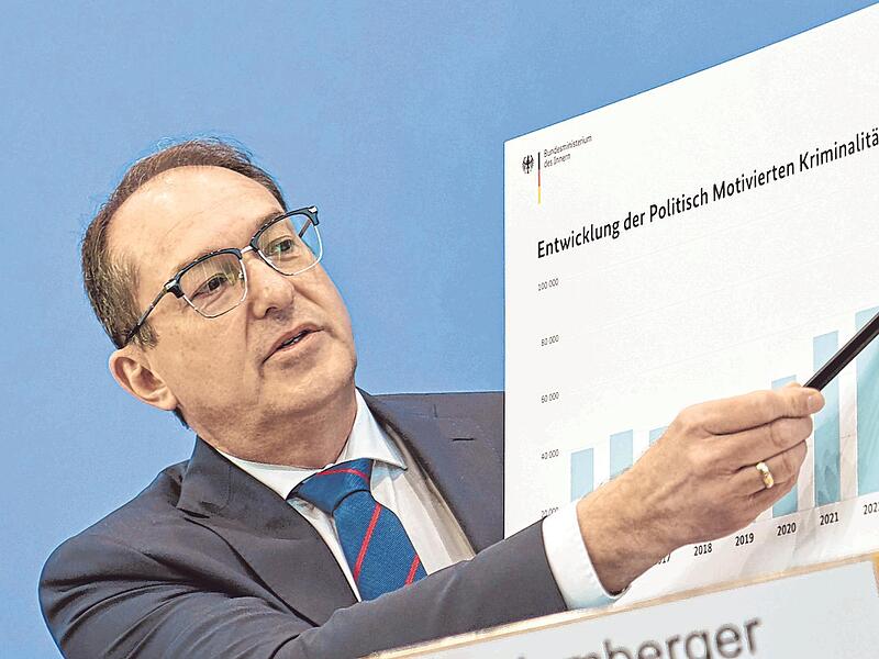 Die politisch motivierte Kriminalität ist auf dem Vormarsch. Innenminister Alexander Dobrindt (CSU) sieht im Rechtsextremismus einen der Haupttreiber.