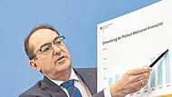 Die politisch motivierte Kriminalität ist auf dem Vormarsch. Innenminister Alexander Dobrindt (CSU) sieht im Rechtsextremismus einen der Haupttreiber.