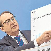 Die politisch motivierte Kriminalität ist auf dem Vormarsch. Innenminister Alexander Dobrindt (CSU) sieht im Rechtsextremismus einen der Haupttreiber.