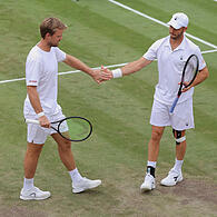 Es war eine schwere Hürde für Kevin Krawietz (l.) und Tim Pütz. Im Viertelfinale des Stuttgarter Rasenturniers trafen sie auf Rajeev Ram und Alex Michelsen.