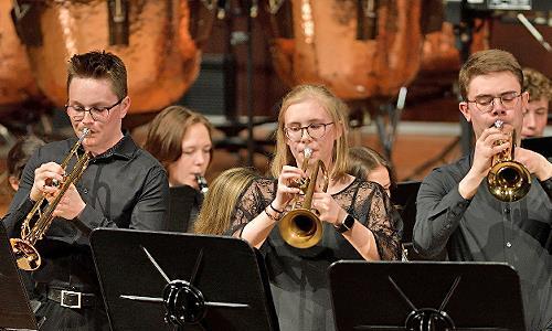 Die drei Solotrompeter Nic, Anne und Lars spielten virtuos „Bugler’s Holiday“.