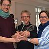Zusammenhalt ist sichtbar: Ob Kochlöffel oder ein großes Herz – Veit Röger, Stefan Kornherr und Silke Kirchberger sind ein eingespieltes Team für die Vesperkirche. Zusammenhalt ist sichtbar: Ob Kochlöffel oder ein großes Herz – Veit Röger, Stefan Kornherr und Silke Kirchberger sind ein eingespieltes Team für die Vesperkirche.