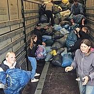Bei der Altkleidersammlung in Ebensfeld beteiligten sich zahlreiche Helferinnen und Helfer.