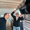 Die Deutschlandzentrale von Falmec, eines italienischen Herstellers von Dunstabzugshauben, sitzt in Adelsdorf im Landkreis Erlangen-Höchstadt. Sie wird arbeitsteilig geleitet von Ahmet Haskic und Ronny Müller (von links). Die Deutschlandzentrale von Falmec, eines italienischen Herstellers von Dunstabzugshauben, sitzt in Adelsdorf im Landkreis Erlangen-Höchstadt. Sie wird arbeitsteilig geleitet von Ahmet Haskic und Ronny Müller (von links).
