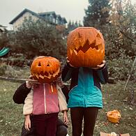 Der Oktober ist gestartet! Wir begrüßen den Halloween-Monat mit unseren Kürbissen. Auf dem Foto seht ihr Mila und Sophie aus Neufang mit ihren Prachtexemplaren.Leserfotos Spätsommer/Frühherbst