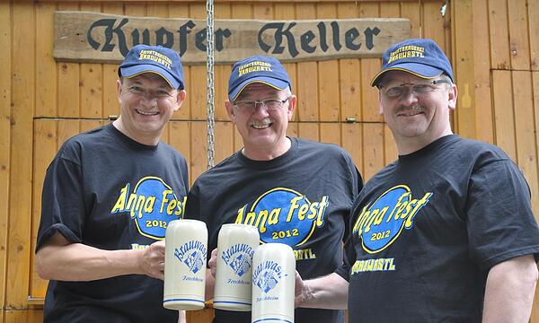 Zum Annafest 2012 genießen Matern, Schramm und Zirnsack (v. l.) ihr Festbier vor dem schmucken Domizil.
