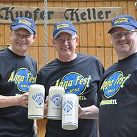 Zum Annafest 2012 genießen Matern, Schramm und Zirnsack (v. l.) ihr Festbier vor dem schmucken Domizil.